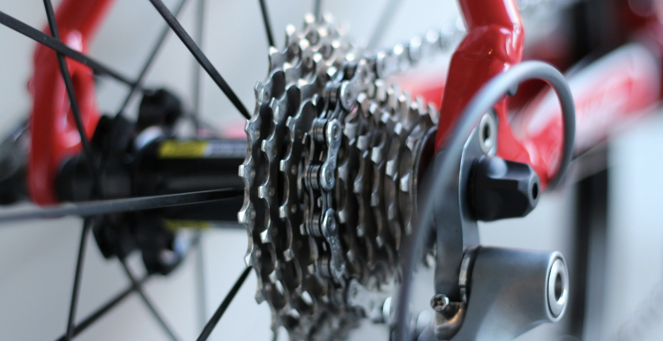 Close-up van een fiets cassette, symboliserend de technische expertise en precisie van AC Fietstechnicus